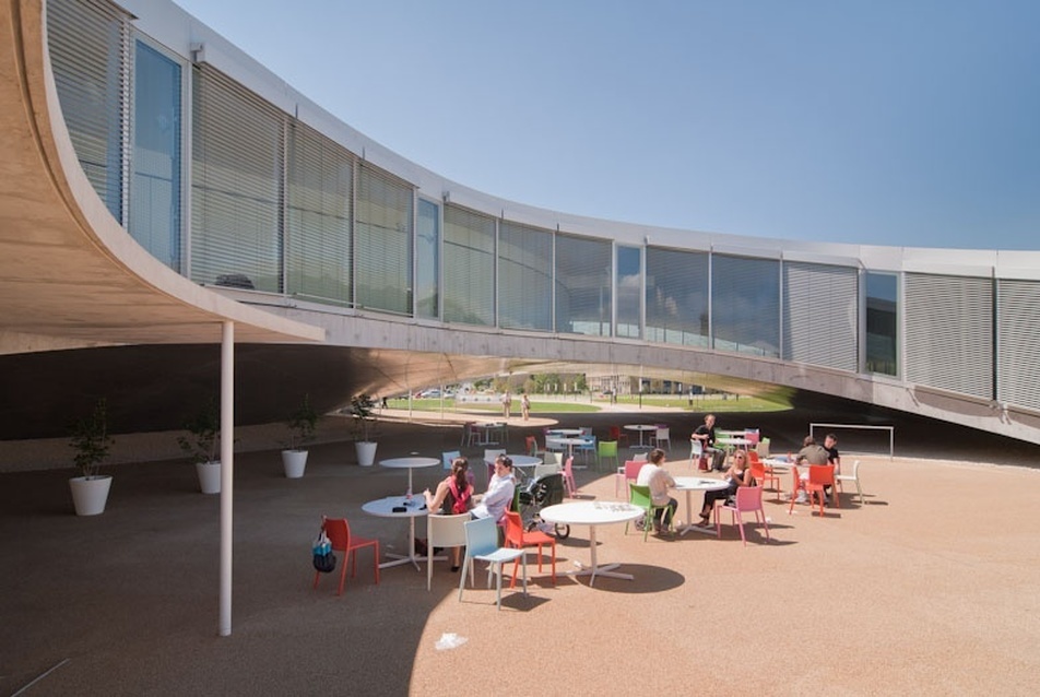 Rolex Learning Center. Vezető tervezők: Kazuyo Sejima, Ryue Nishizawa. Fotók cerbenkoc.hu.