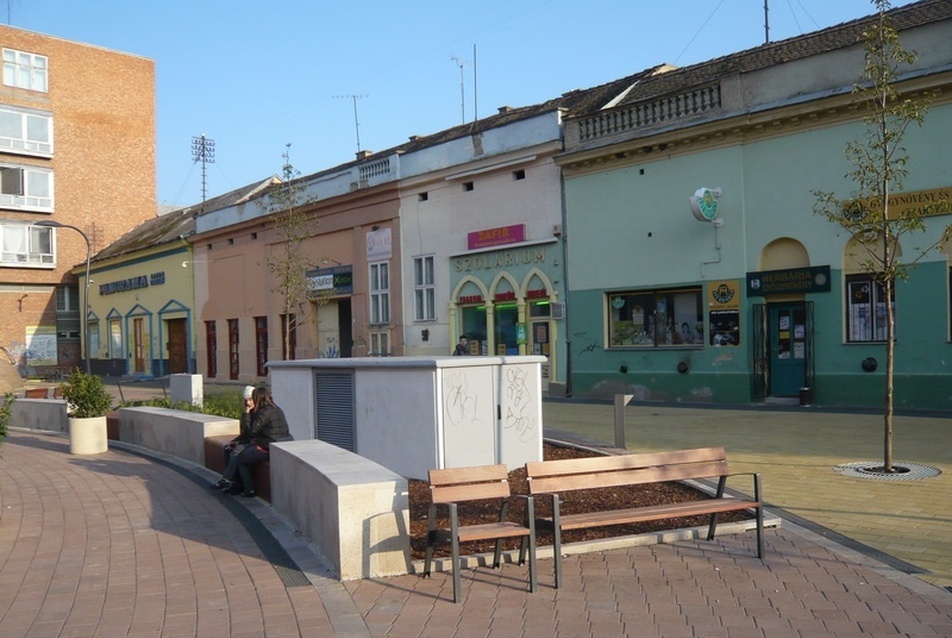 Debrecen Csapó utca térrendezés. Tervezők: Szabó Gábor, Gulyás Imre