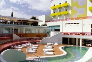 Semiramis Hotel Greece. Tervező: Karim Rashid