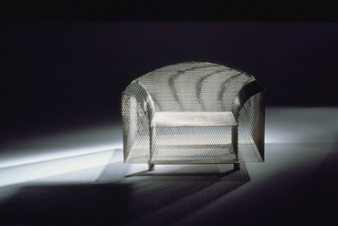 A How High the Moon árnyéka valósabb, anyagszerűbb, mint a szék maga (1986) - fotó: Mitsumasa Fujitsuka