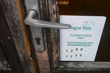 Vöröstó, faluház ajtaja - fotó: perika