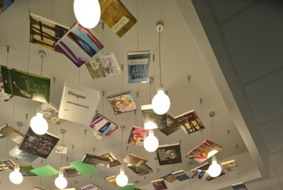 A könyvtár, archívumban lebegő könyv álmennyezetet terveztünk - fotó: Batár Zsolt