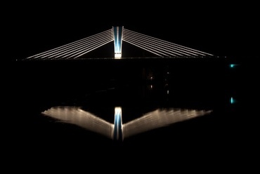 11. kép Közben megvizsgálhatjuk mennyire szimmetrikus a világítás és tényleg élvezhető-e a híd tükörképe
