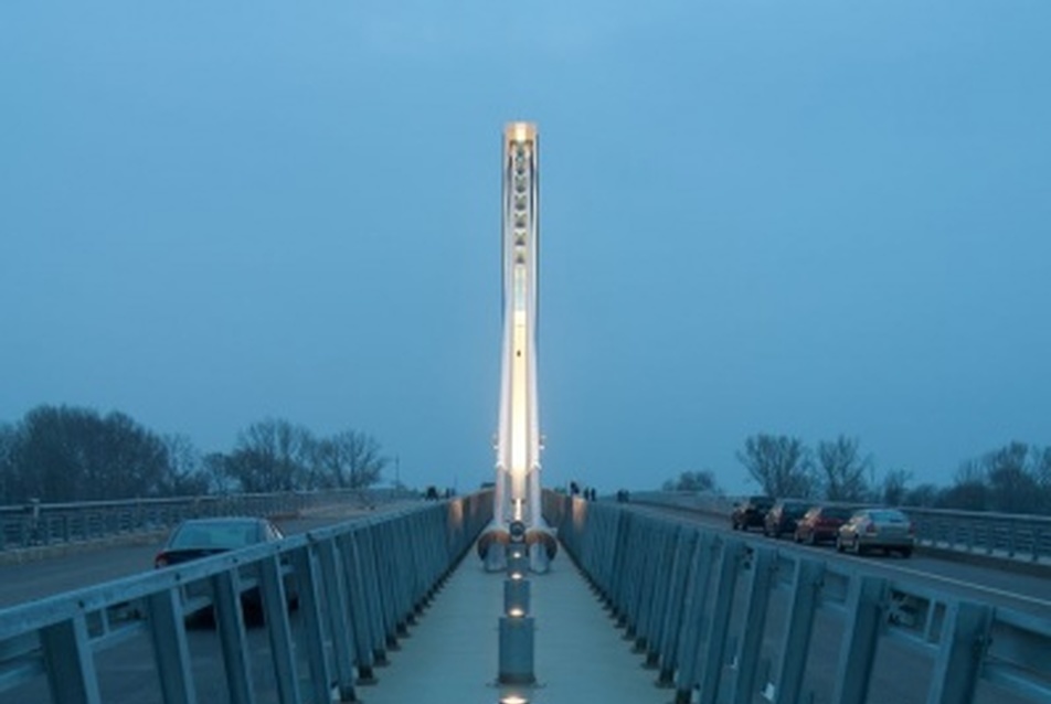 5.  kép Ugyancsak ilyen lámpatestek kerültek a pilonok és a hídfők közé  optikai vezetés céljából
