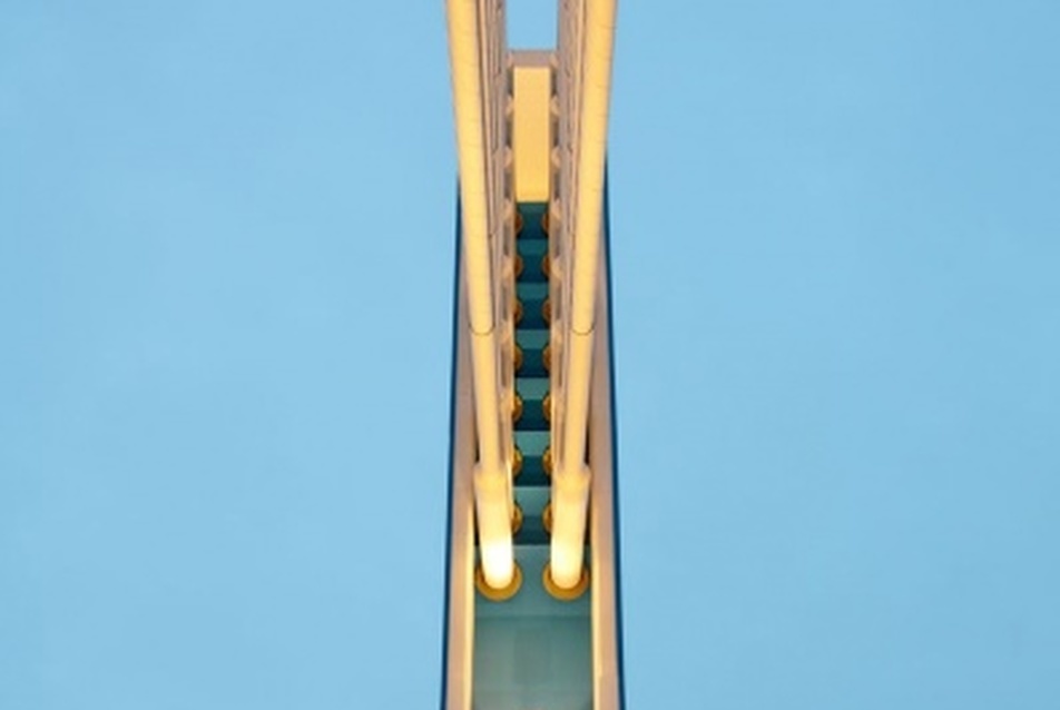 7.  kép A legközelebbi sodronyvilágító lámpatest az alsó traktust, míg  felül a  lépcsőzetesen sorakozó tartókábel csatlakozásokat egy újabb  Neos  lámpatest emeli ki