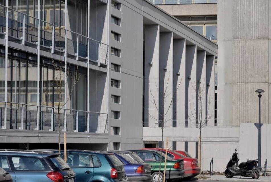 Út épület bejárat a parkoló felől, építészet: Gelesz András, Krikovszky Balázs, Anschau Péter, fotó: Kocsis Ferenc