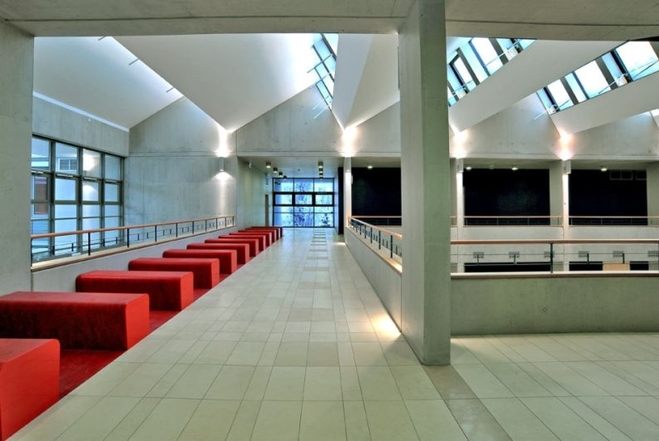 Út épület aula galéria szint, építészet: Gelesz András, Krikovszky Balázs, Anschau Péter, fotó: Luciano Busani