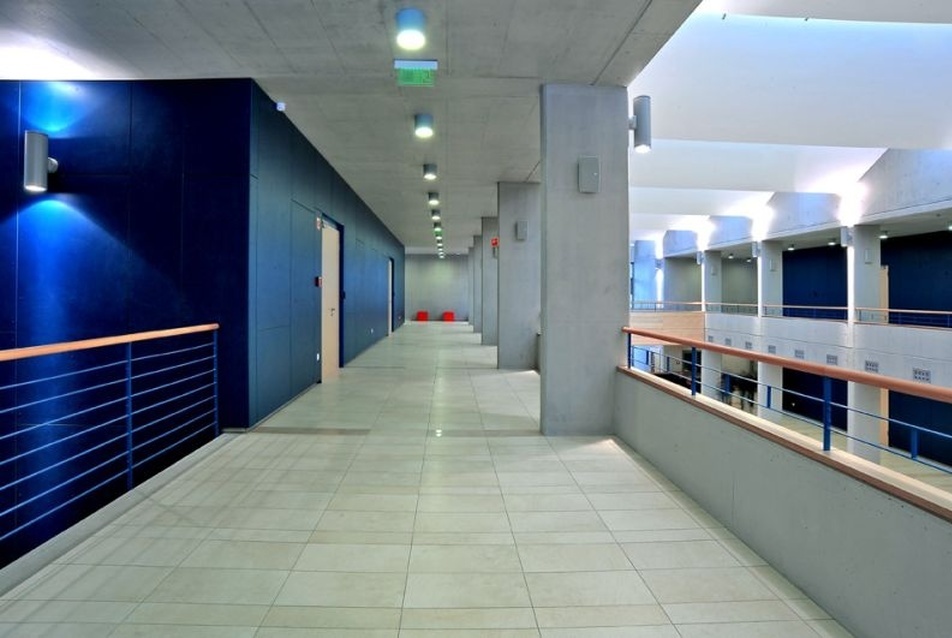 Út épület aula galéria szint, építészet: Gelesz András, Krikovszky Balázs, Anschau Péter, fotó: Luciano Busani