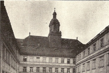 Eredeti  iskolaudvar a Duna felé nézve, a II. világháború alatt lebombázott  tetővel és toronnyal