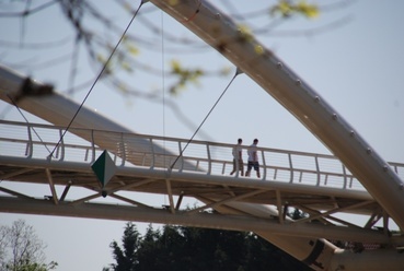 Gyalogos és kerékpáros híd Szolnokon