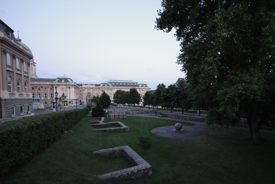 Kevéssé jelentékeny, de mégis bemutatott épületek maradványai a palota kerjében (Polgár Csaba)