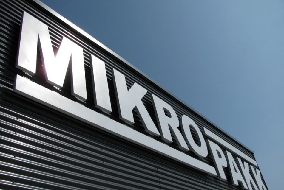 Mikropakk Kft. gyárépülete Salgótarjánban, tervező: Pethő László, fotó: Mizsei Anett