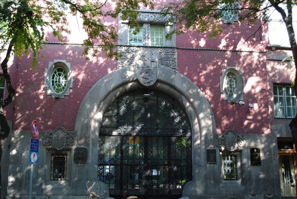 A városháza egyik kapuja - fotó: Garai Péter