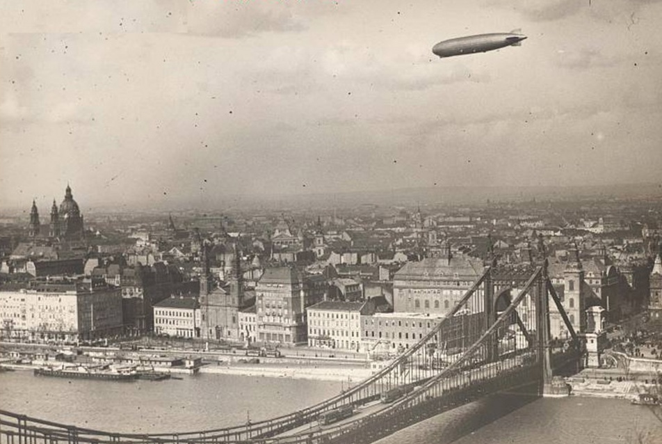1918. elkészült az új Piarista épületegyüttes, előtte bontják a régi tömböt, előtérben a régi Erzsébet híd
