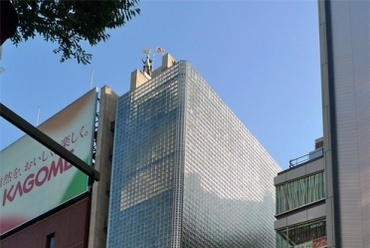 A Hermès üvegtégla-tornya nappal, fotó: Kovács Bence