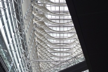 Tokyo International Forum - az átrium "bálnacsontváz" alakú tetőszerkezete,fotó: Kovács Bence