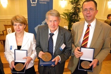 Albrecht  Ute, dr. Locsmándi Gábor, dr. Lukovich Tamás