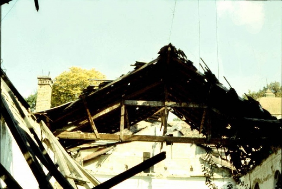 A lovarda beomlott teteje 1985-ben, fotó: Máté Zsolt