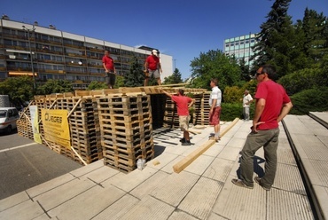  A pavilon építése, fotó: Kazinczy Gyöngyvér