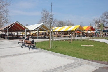Szabadtéri asztalos piac a park felől - Varga Márton