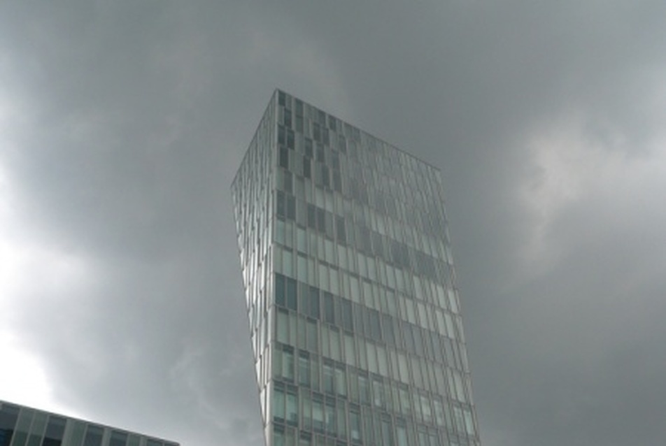 A Nikken Sekkei Vállalat tervezte AO Building – a torony bizonyos pontokról nézve kétdimenziósnak látszik - Kovács Bence