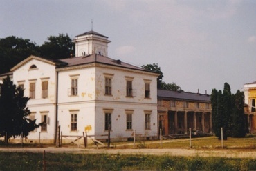 A  fehérvárcsurgói Károlyi kastély 1998-ban - fotó: Garai Péter