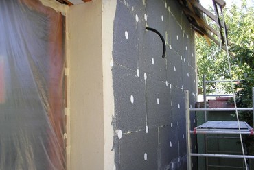 grafitadalékkal dúsított (szürke) polisztirol a hagyományosnál 20%-al kedvezőbb hőszigetelést nyújt