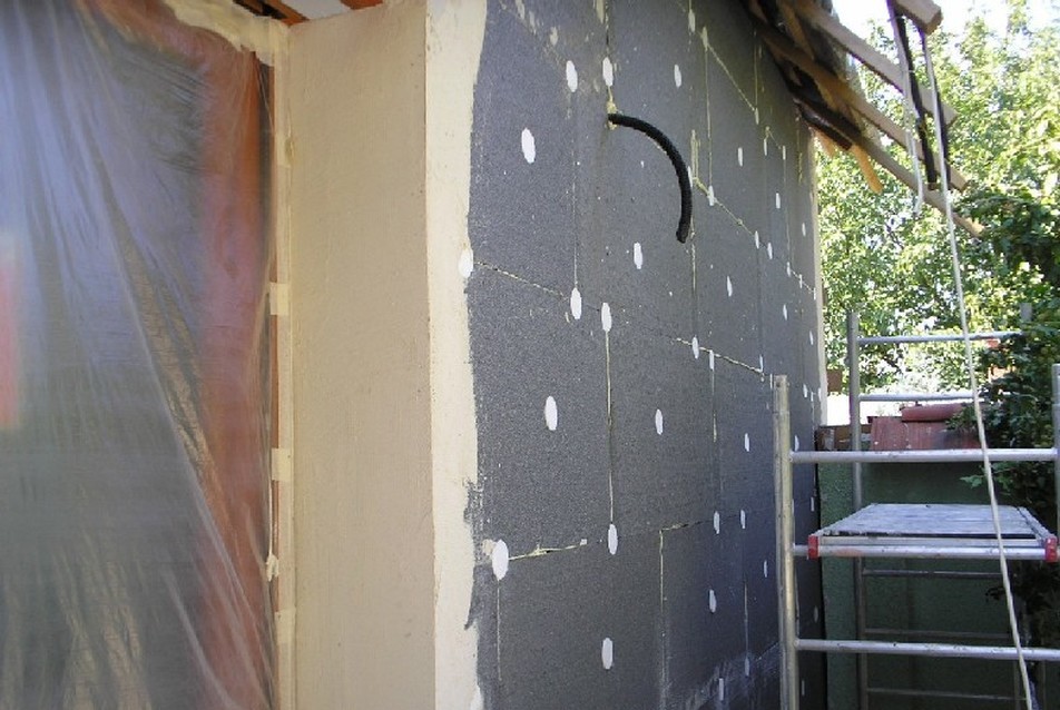 grafitadalékkal dúsított (szürke) polisztirol a hagyományosnál 20%-al kedvezőbb hőszigetelést nyújt