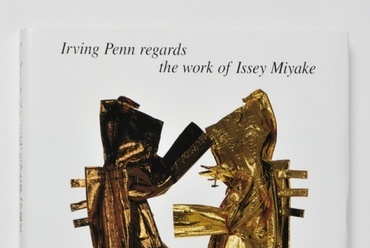 Könyvborító: Irving Penn Regards the Work of Issey Miyake (1999), fotó: The Irving Penn Foundation