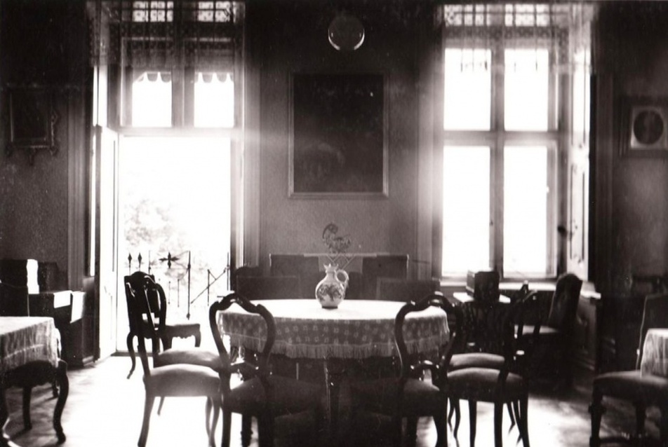 A kastély nappalija, fotó: Hegyközi Györgyné gyűjteménye
