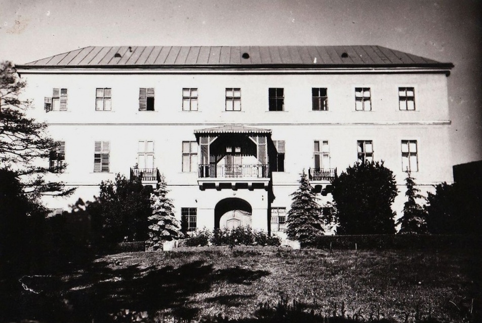 A kastély főhomlokzata 1950-es évek
