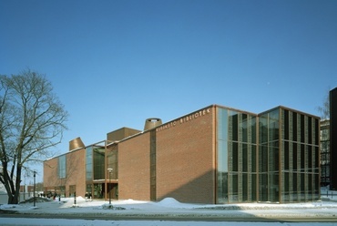 A régi templom léptékéhez igazodva a könyvtár alacsonyabb lett, ez képezte a tervezés fő irányát, Fotó: Jussi Tiainen és Eark