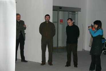 Patartics Zorán megnyitja az Építészfórum 15 év tranzit c. kiállítását 2006-ban a pécsi Közelítés galériában (balról jobbra: Vargha Mihály, Patartics Zorán, Szijártó Zsolt, Varga Rita)
