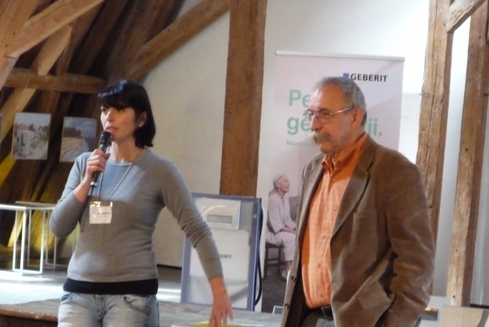 Elena Smeianu és Arpad Zachi bemutatja a Fluencies katalógust, fotó: epiteszforum.hu