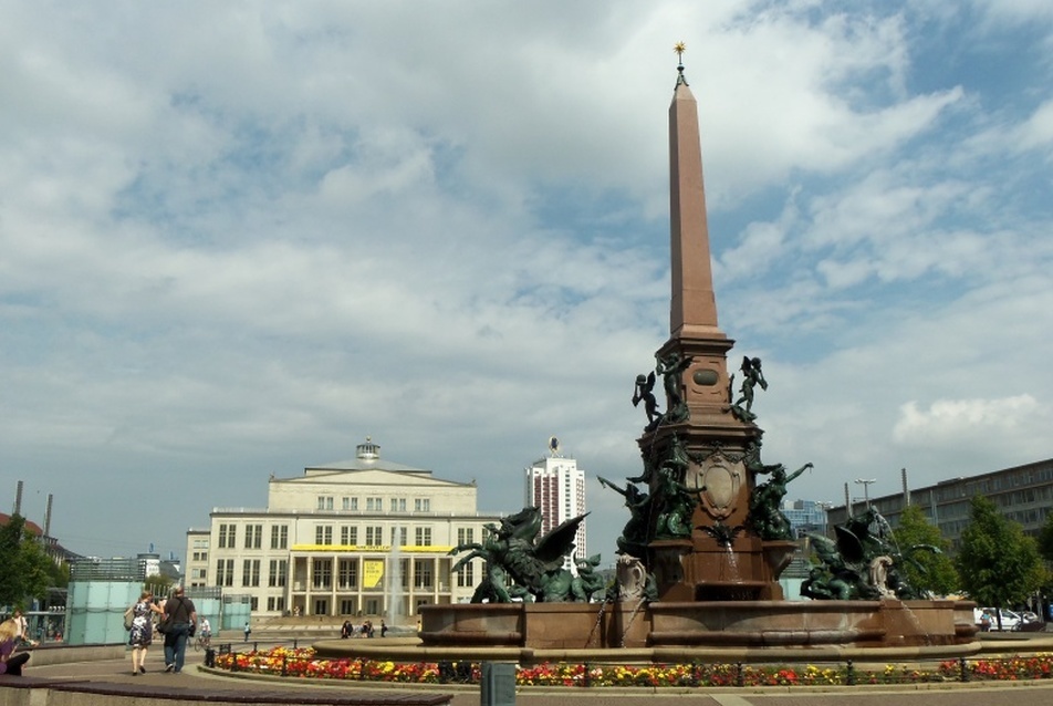 Augustplatz háttérben az Opera