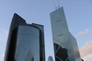 Hongkong. Kompozíció - anyaga: fém, üveg, ég - fotó: Bérces László