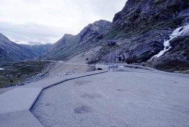 Carl-Viggo Hølmebakk: Nufshaug országúti megálló, Sognefjell (2005)