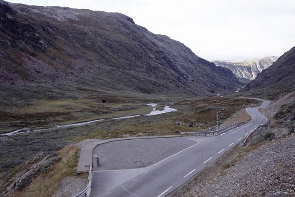 Carl-Viggo Hølmebakk: Nufshaug országúti megálló, Sognefjell (2005)