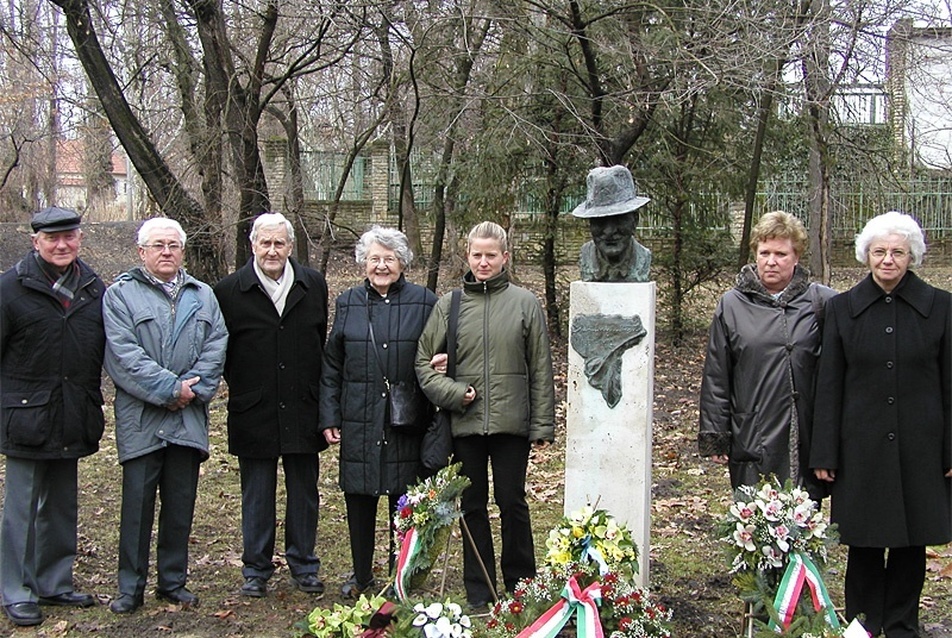 Koszorúzás után  - fotók forrása: Dr. Sicz György