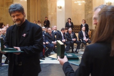 Eleőd Ákos építész átveszi Pintér Sándor belügyminisztertől az Ybl-díjat 2014. március 14-én a BM Márványtermében