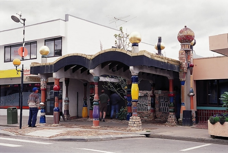 Hunderwasser – Nyilvános vécé, Kawakawa, Új-Zéland (1999)