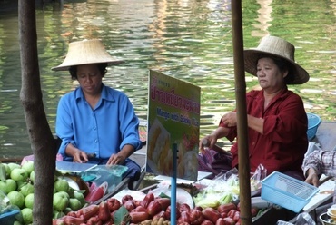 Úszó piac Thaiföldön - fotó: Sánta Gábor