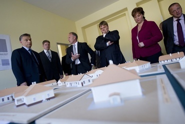 Miniszterelnök megtekinti az FME makettjeit fotó