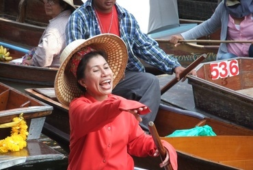 Úszó piac Thaiföldön - fotó: Sánta Gábor
