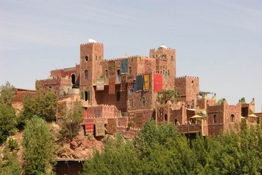 A marokkói berber palota építészeti eszközei, mind a vastag falak, mind a szűk ablakok a területre jellemző nagy hőterhelést próbálják kizárni