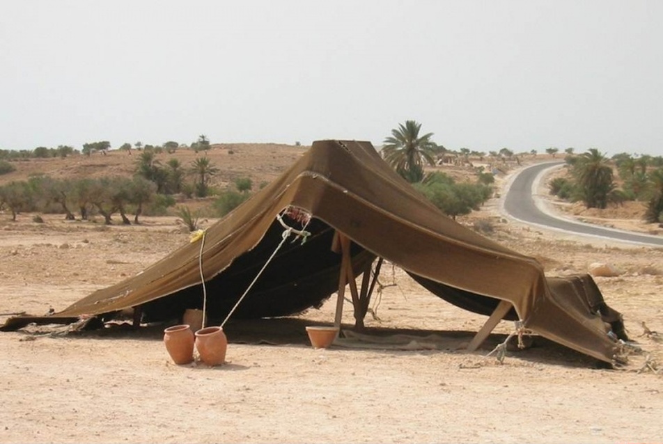 Beduin-sátor. Mobil, könnyen szállítható, árnyékol és átszellőztet.