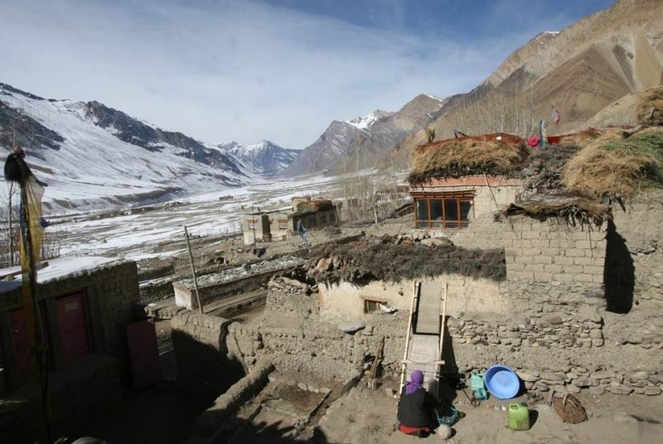 A Himalája kő- és vályogházai esetében a terület magashegyi elhelyezkedése határozza meg az építészetet.