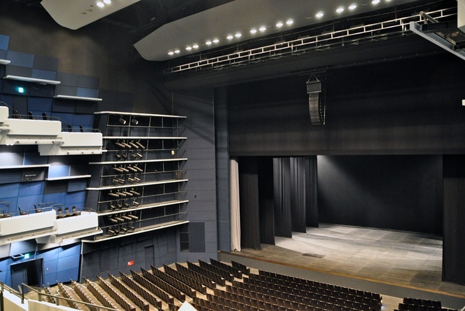 A színház két emeletét összekötő lépcső. Hikarie központ, Shibuya - fotó: Kovács Bence