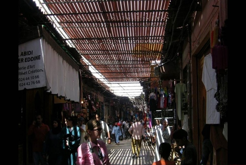 Marokkó, utcai árnyékolás lamellákkal.