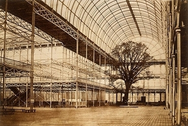 A kristálypalota(London, 1851) építése során is fontos volt egy öreg fa megtartása, ami később majd minden ábrázoláson felbukkan